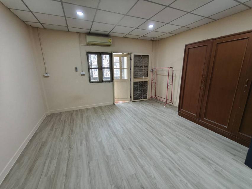 ขายบ้าน 3 ชั้น รีโนเวทใหม่ทั้งหลัง พร้อมอยู่ หมู่บ้านธนะสิน 9 นวมินทร์ 86 5