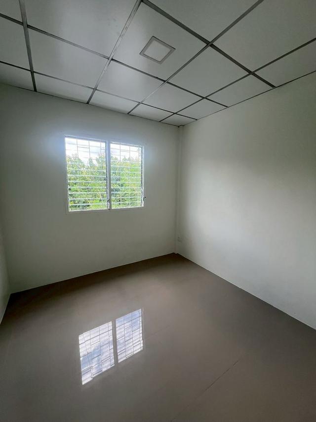 ขายทาวน์เฮาส์ 2 ชั้น เนื้อที่ 18 ตรว. ถนนเมน หมู่บ้านพนาสนธิ์ 6 ถนนนิมิตใหม่ 7 แขวงมีนบุรี เขตมีนบุรี กรุงเทพมหานคร  11