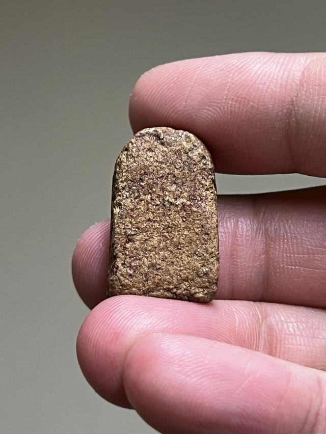 พระเนื้อผงจุ่มรักเก่า รูปที่ 2