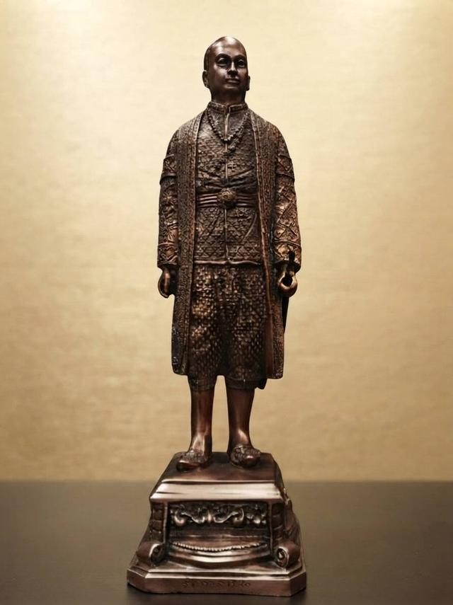 764.พระบรมรูปหล่อสมเด็จพระบูรพกษัตริยาธิราช รัชกาลที่ 1 - รัชกาลที่ 9 แห่งมหาจักรีบรมราชวงศ์ รูปที่ 3