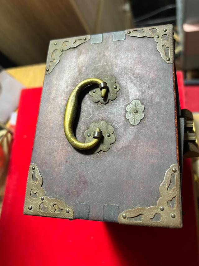 กล่องเครื่องประดับจีนโบราณสวยงาม ทำ จากไม้โรสวูด ฝังหยกขาวแกะสลัก ตกแต่งด้วยทองเหลือง มีลิ้นชัก 4 ช่อง (ใช้งานได้ทุก ช่อง) บุด้วยผ้าสีแดงลายจีน รูปที่ 3