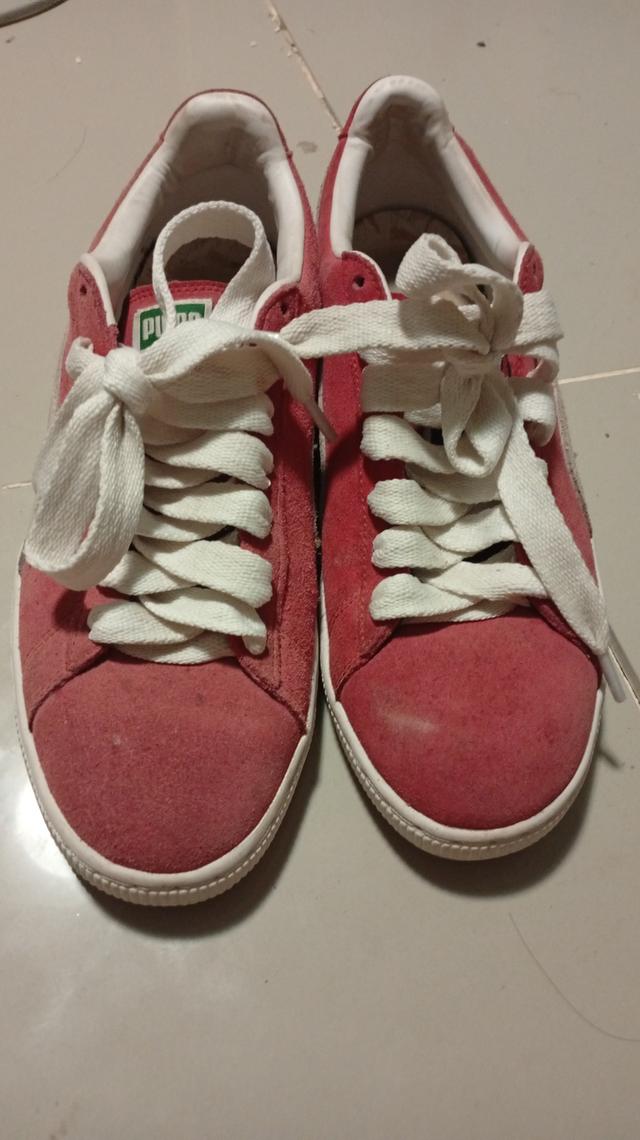 รองเท้าผ้าใบเฟี้ยวๆเลยครับ Puma suede classic สีแดงราคาไม่ถึง1พันมือสองครับสนใจทักมาได่นะครับอยุ่สระบุรีพร้อมส่งตลอดครับขอคนพร้อมซื้อครับหาเงินใช้นะคร
