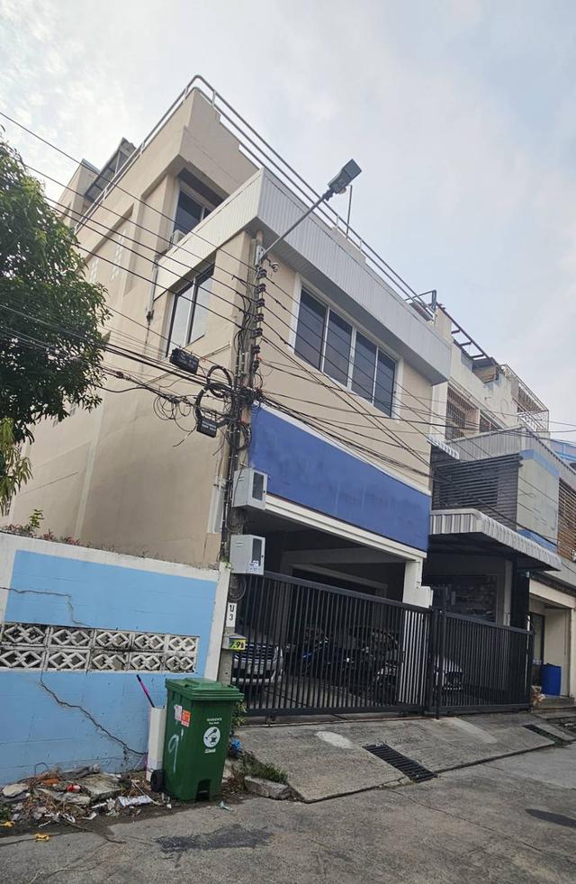 โฮมออฟฟิศ อุดมสุข 50 ตารางวา พื้นที่ใช้สอยทั้งหมด 580 ตารางเมตร ขาย 16 ล้านบาท ให้เช่า 60,000 บาท 1