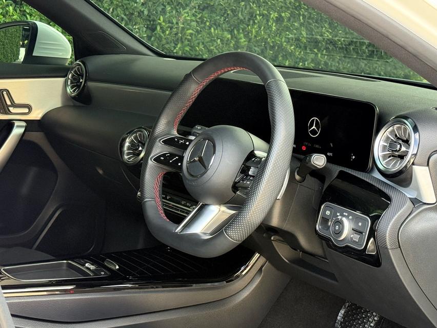 2025 BENZ A200 AMG DYNAMIC FACELIFT รถมือเดียวออกป้ายแดง สภาพป้ายแดง รถวิ่งน้อยเพียง 20,000 กม เข้าศูนย์ทุกระยะ รถไม่เคยมีอุบัติเหตุครับ รูปที่ 11