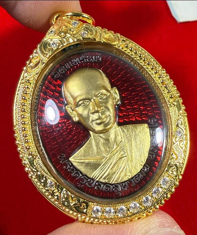 พระอาจารย์ต้อม วัดท่าสะแบง รุ่น อุดมทรัพย์ เนื้อนวะหน้ากากชุบทองคำแทหลังฝันตระกรุดทองคำ พร้อมเลี่ยมกรอบอิตาลี่สั่งทำฝังเพชร เลขโค๊ด 16