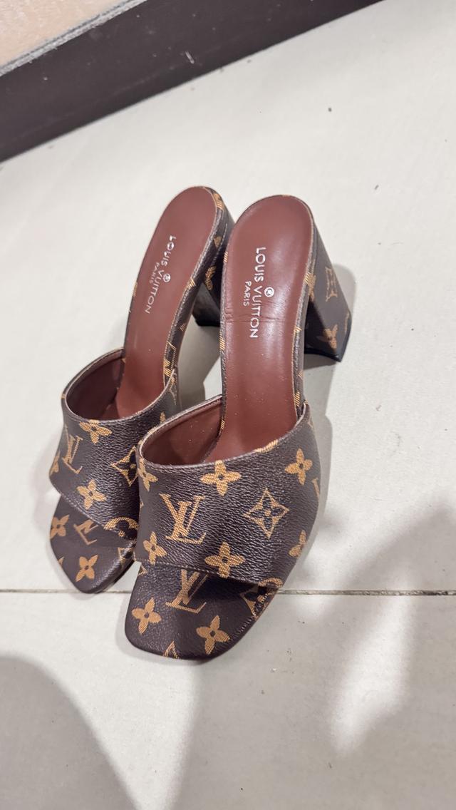 รองเท้า ส้นสูงหลุยส์ รูปที่ 2