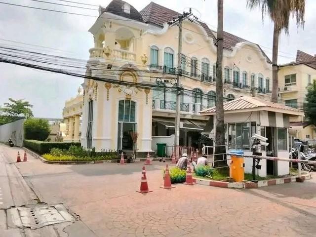 ให้เช่า ขาย ทาวน์โฮม โครงการ บ้านกลางเมือง The Royal Monaco ศรีนครินทร์ซอย 24 ใกล้ MRT สายสีเหลือง ใกล้ซีคอน 15