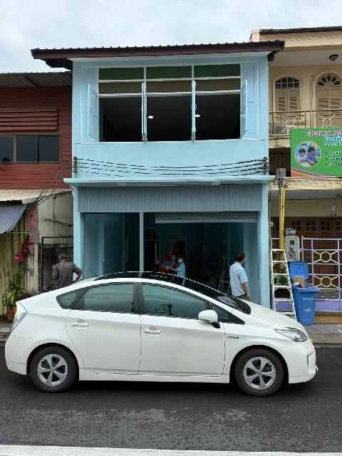รร.เทศบาลเมืองภูเก็ต 2.2 กม. ให้เช่าอาคารพาณิชย์ 2 ชั้น 28ตร.วา.128 ตร.ม. หลาดจีภูเก็ต 1 กม. รีโนเวทใหม่ 2 นอน 2 น้ำ สภา 1