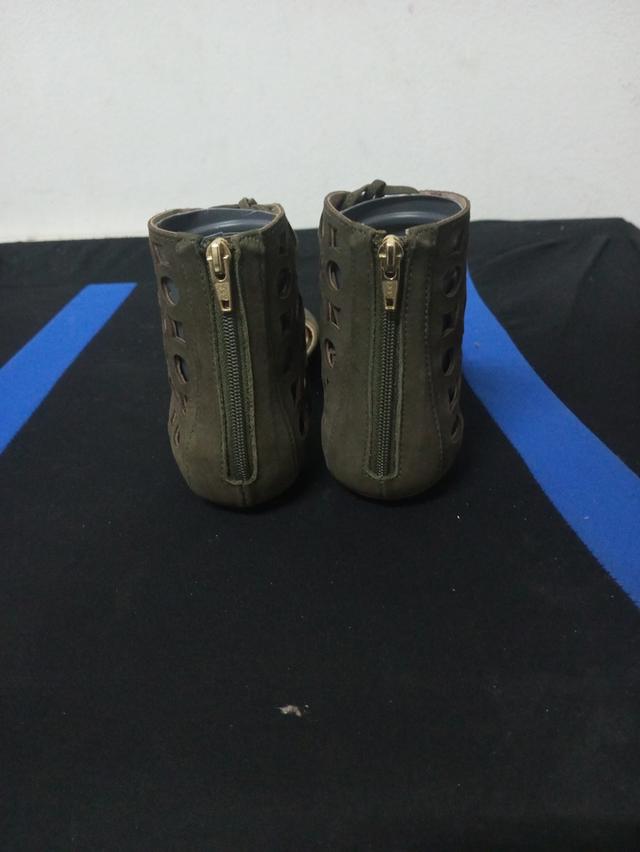 รองเท้า 2
