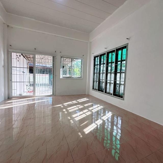 New Renovate Townhouse ร่มเกล้า ซอย 6 34 ตรว 2 ห้องนอน 2 ห้องน้ำ 2 ที่จอดรถ  2.35 ลบ 12