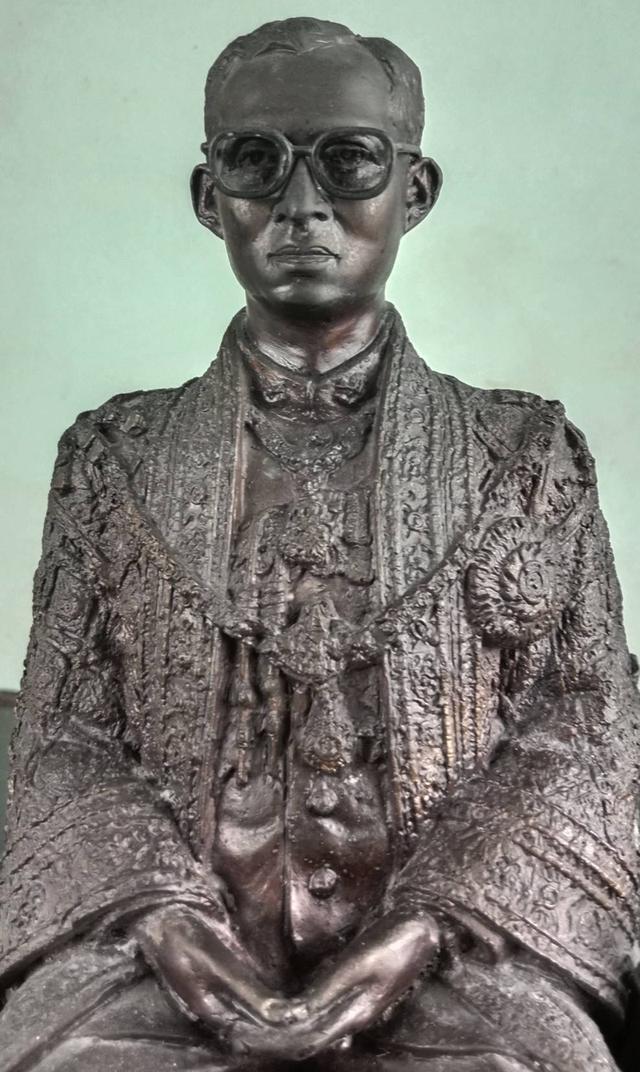 746.พระบรมรูปหล่อในหลวงรัชกาลที่ 9 พระบาทสมเด็จพระปรมินทรมหาภูมิพลอดุลยเดช ทรงประทับบนพระที่นั่งราชยานพุดตานทอง ส รูปที่ 10