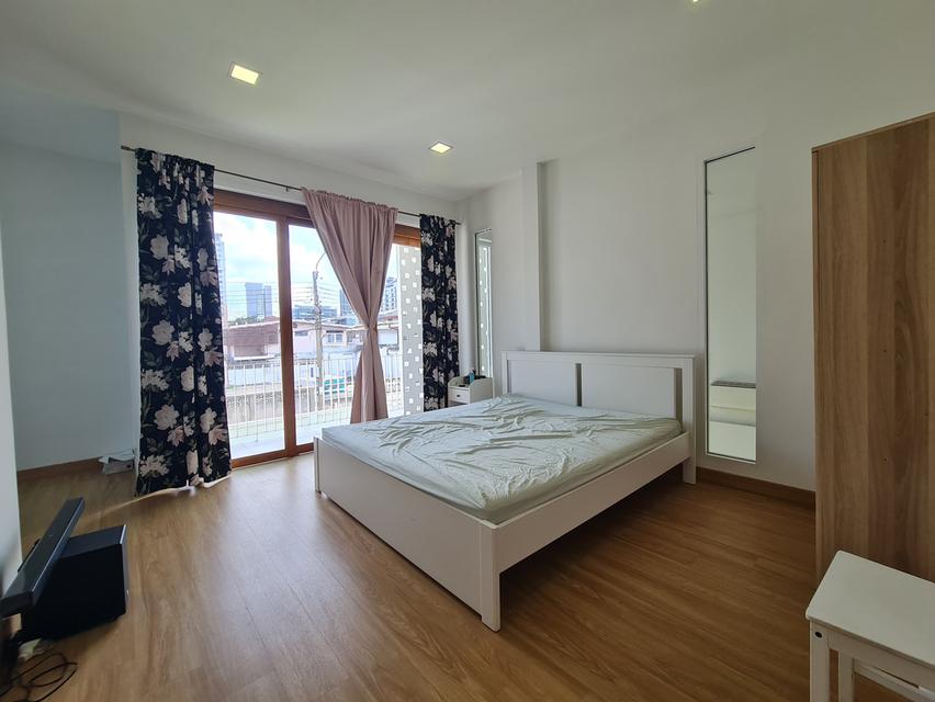 ขายด่วน (จะย้ายไปต่างประเทศ) บ้านสวยพร้อมอยู่ 60 ตรว. Minimal Style by Renos หมู่บ้านเสรี-รามคำแหง-พระราม 9 (Seri Village Ramkhamhaeng-Rama9 ) 20