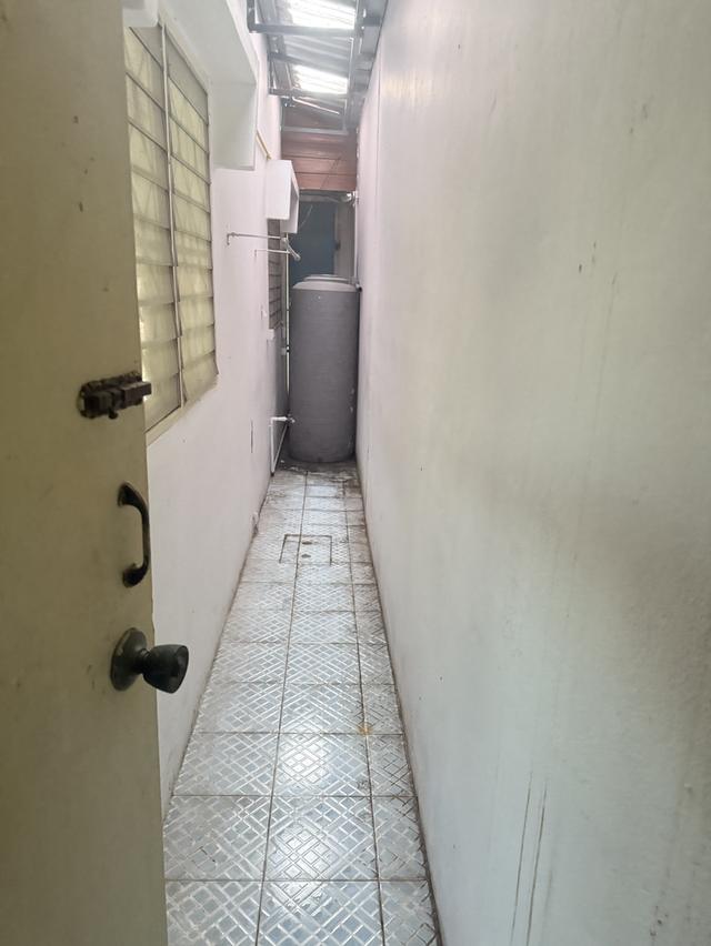 มบ.วัฒนาร่มไทร ถ.สังฆสันติสุข หนองจอก ทาวเฮ้าส์ 2 ขั้น 2 ห้องนอน 2 ห้องน้ำ เหมาะกับซืัอไปทำกำไรต่อ หรือ อยากตกแต่งใหม่เองตามความต้องการ ทำเลดี 5