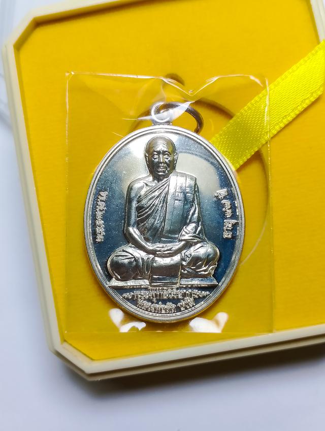 เหรียญเลื่อนสมณศักดิ์ นั่งเต็มองค์ หลวงพ่อตัด วัดชายนา ปี2551 1