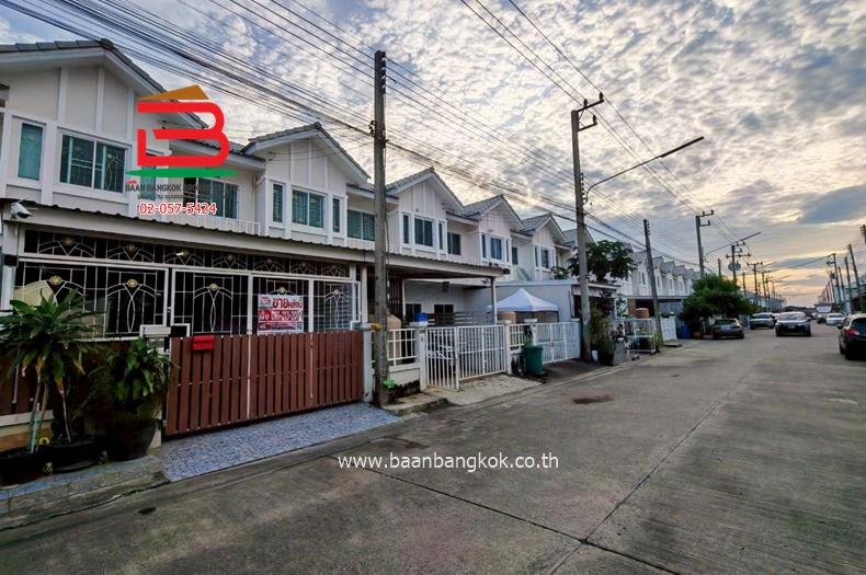 ทาวน์เฮาส์ หมู่บ้าน อยู่เจริญ 5 (รังสิต-นครนายก 74) ติดถนนไสวประชาราษฎร์ เนื้อที่ 21.6 ตารางวา ใกล้ตลาดกลางลาดสวาย ตำบลลาดสวาย อำเภอลำลูกกา จังหวัดปทุ 2