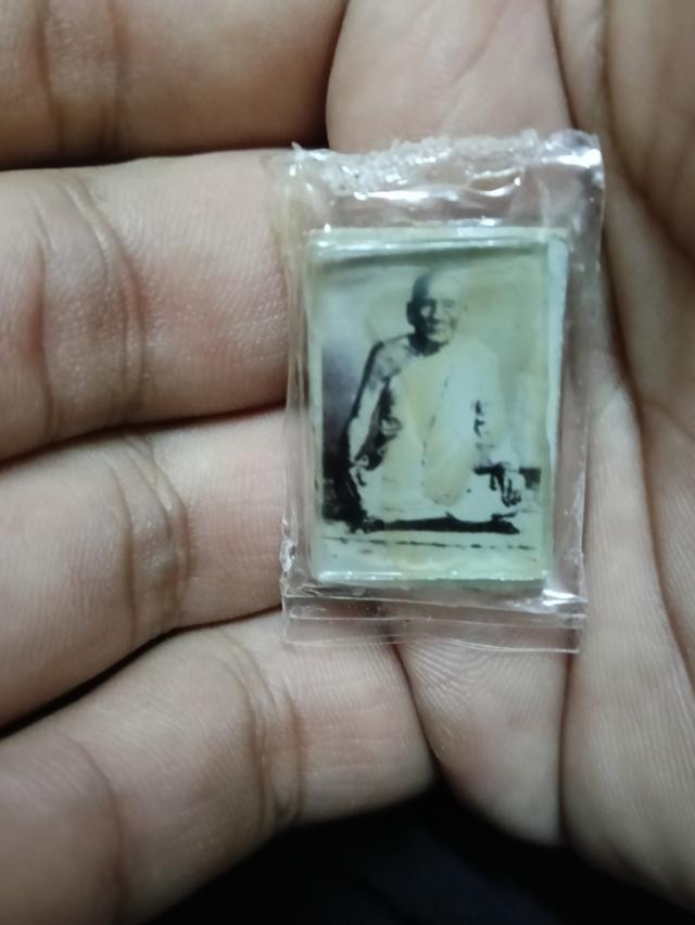 รูปถ่ายอัดกระจกหลวงปู่ วัดนางหนู จ.ลพบุรี หลังยันต์แดงชัดๆ ปี2490 รุ่น2 สภาพสวยสมบูรณ์ รูปคมชัด แบ่ง ด่วน ด่วน 30 นาทีนี้คับ2000+-0959267724