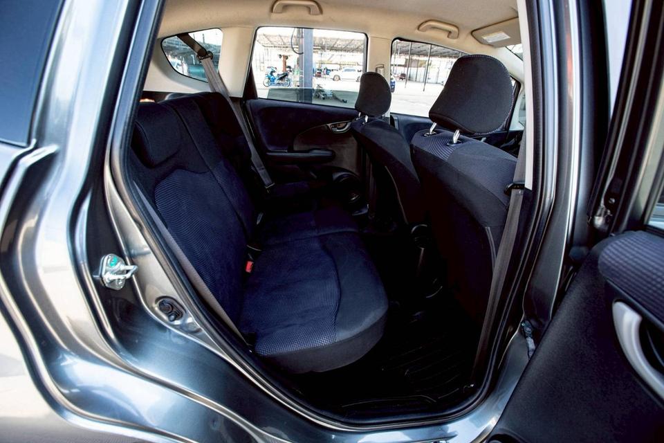 Honda Jazz 1.5S ปี 2014 สีเทา เกียร์ออโต้ มือเดียวป้ายแดง 13