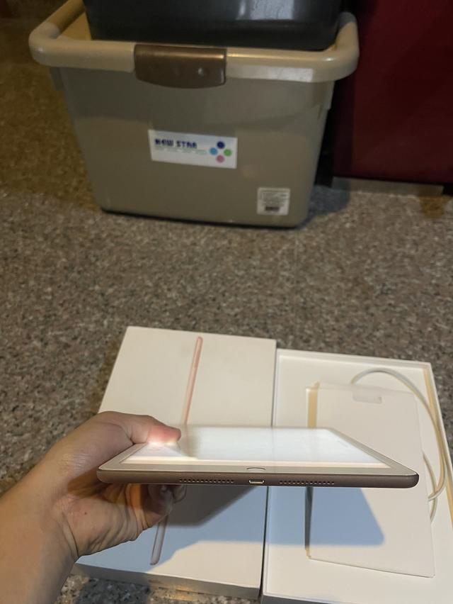 ขายiPadGen8สีRose Gold32กิ๊กสูนTrueมีกล่องไร้รอยตกสภาพนี้หายากมากๆใช้งานดีทุกๆฟังชั้นถูกๆ