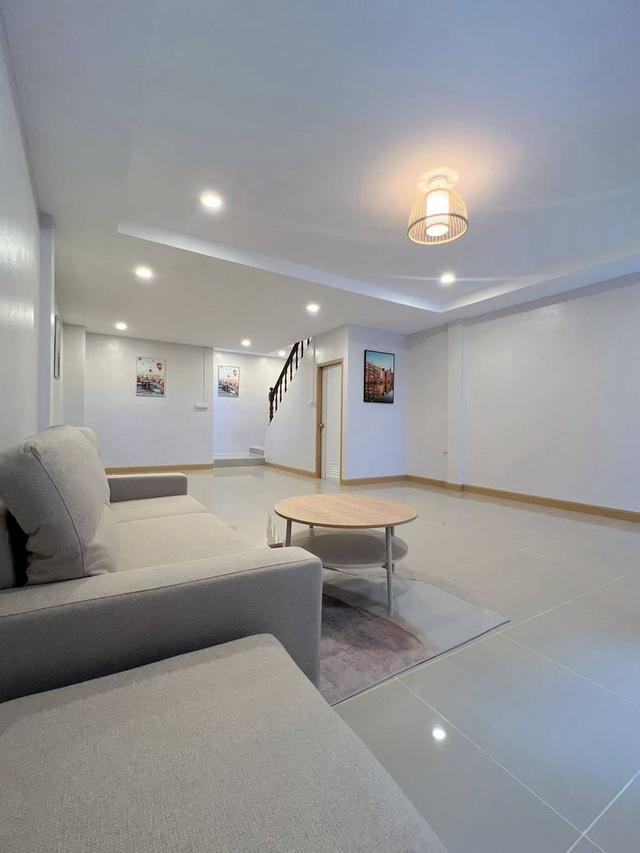 หมู่บ้านรสสุคนธ์  ซอยวัดลาดปลาดุก บางบัวทอง ทาวน์เฮ้าส์ 2 ชั้น  ถนนเมนกว้างหลังบ้านไม่ชนใคร ตกแต่งใหม่พร้อมเฟอร์นิเจอร์  ติดถนนลาดปลาดุกเพียง30เมตร 6