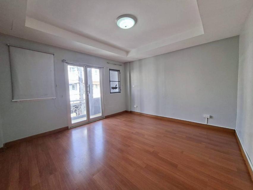ขายด่วนบ้านทาวน์โฮม 3 ชั้น หลังมุม หมู่บ้าน The Balcony Home เฉลิมพระเกียรติ ร.9 ซอย 28 ใกล้สวนหลวง ร. 9 (N.1971) 4