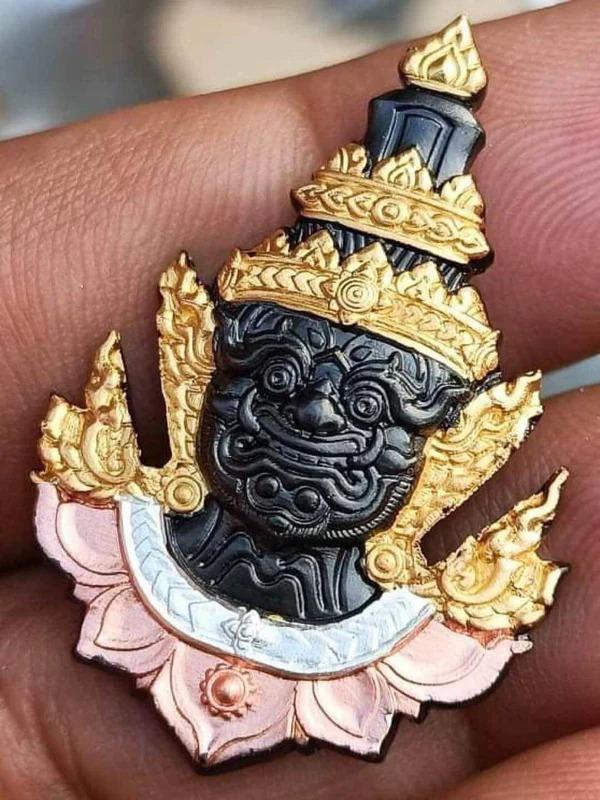 Wealth & Protection: The Legendary “Thao Wessuwan Ban Dan Sap” Amulet 2