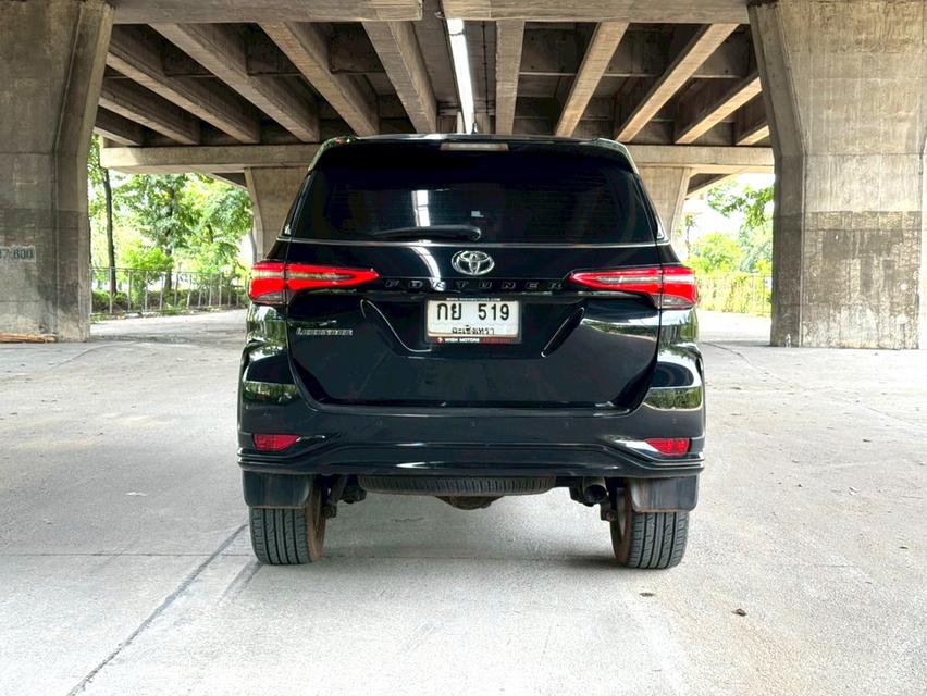 ขายรถ Toyota Fortuner Legender 2.4 2WD ปี 2022 สีดำ เกียร์ออโต้ 5