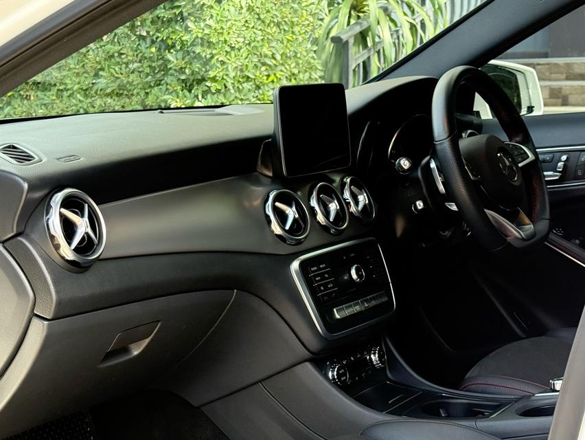 2020 BENZ GLA 250 AMG FACELIFT รถมือเดียวออกป้ายแดง รถวิ่งน้อย เข้าศูนย์ทุกระยะ รถไม่เคยมีอุบัติเหตุครับ 11