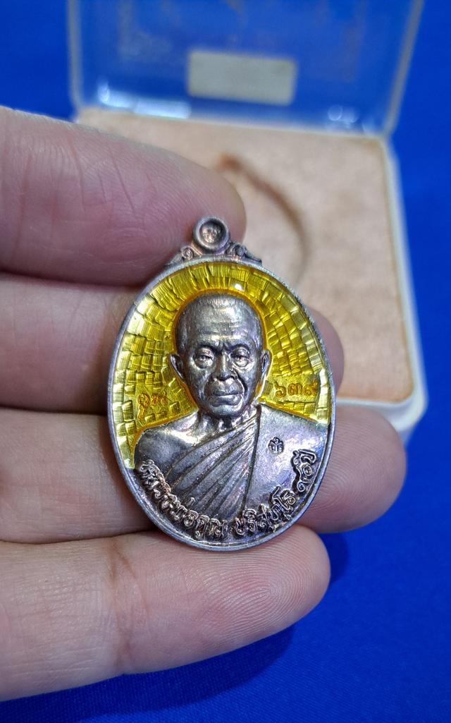 เหรียญฉลองวิหารเทพวิทยาคม หลวงพ่อคูณ ปริสุทฺโธ วัดบ้านไร่ ปี2556 เนื้อเงินลงยาสีเหลือง (เลข639) #พระผิวเดิมสวยกล่องเดิมๆ "รับประกันแท้ทัน"