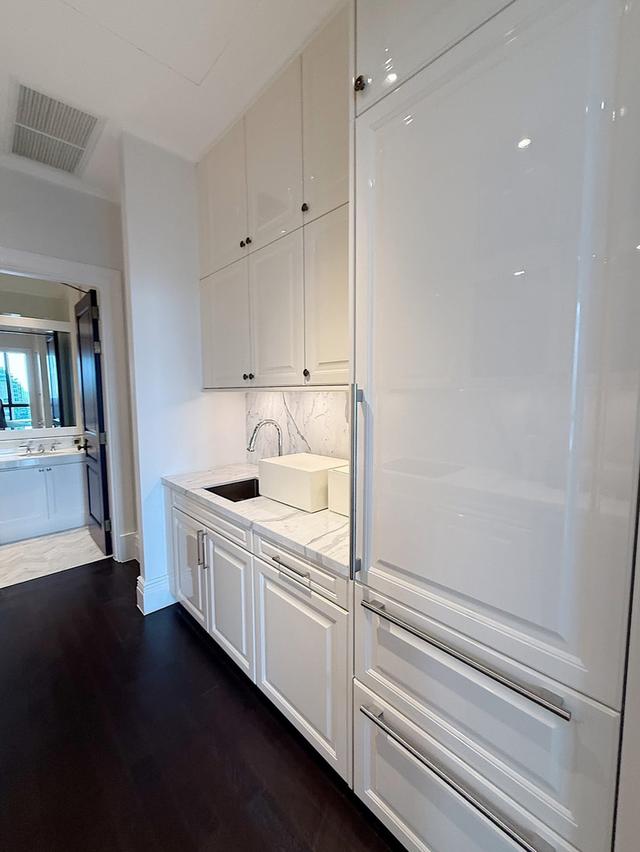 Ultra Luxury 2 Bedroom unit on Wireless Road. 5