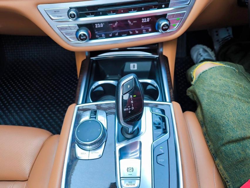 รหัสรถ KPV7414 2017 BMW 740li Limousine สีดำ 8
