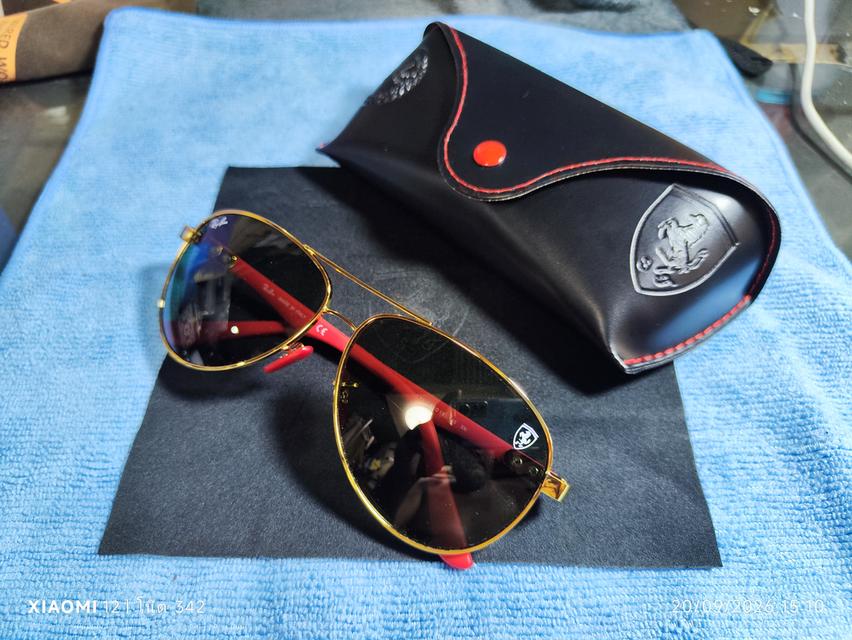 แว่นกันแดด RayBan (คอลเลกชั่นพิเศษ Scuderia Ferrari) รุ่น RB8313-M (รหัสสี F008/71) เป็นแว่นทรงนักบิน (Aviator)กรอบสีทองเลนส์สีเขียวคลาสสิค