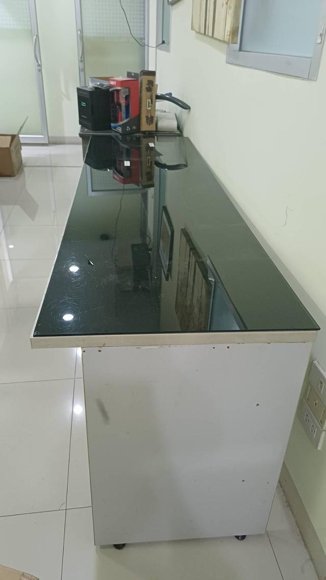 โต๊ะสำหรับใช้นั่งทำงาน