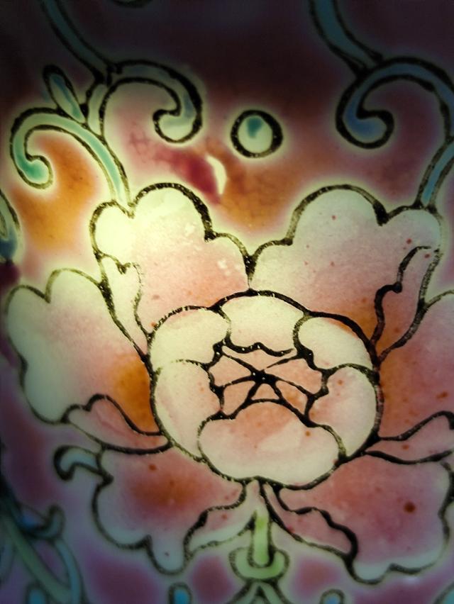 แจกันกระเบื้องเคลือบกังไส (Chinese Porcelain Vase) ซึ่งเป็นงานศิลปะที่มีลักษณะเด่นแบบจีน โดยเฉพาะงานในกลุ่ม เบญจรงค์จีนหรือแฟมิลโรส (Famille Rose) รูปที่ 11
