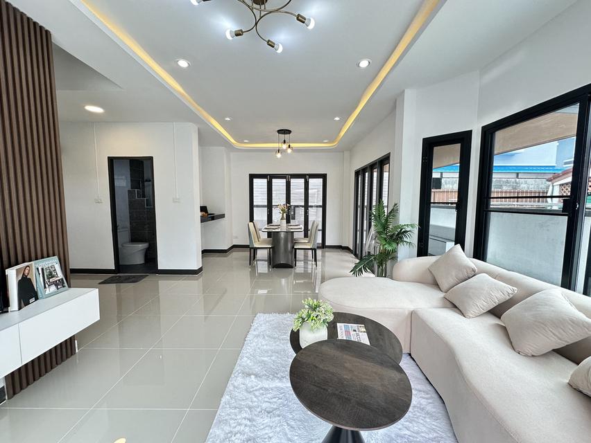 ฟลอร่าวิลล์ สุวินทวงศ์ 8