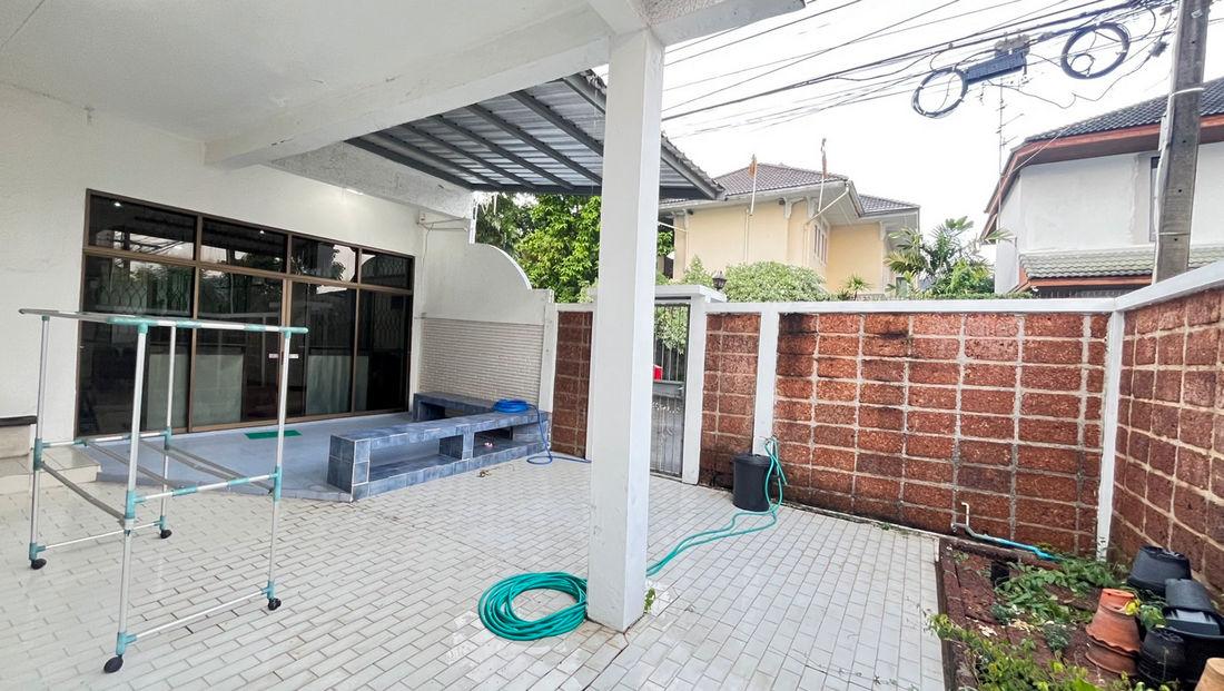หมู่บ้านพรไพลิน ซอยลาดพร้าว 35/1 เขตจตุจักร ทาวน์เฮ้าส์แปลงมุม 3 ชั้น 36 ตารางวา 3 ห้องนอน 3 ห้องน้ำ เพียง 3 นาทีถึง MRT สถานีภาวนา 3