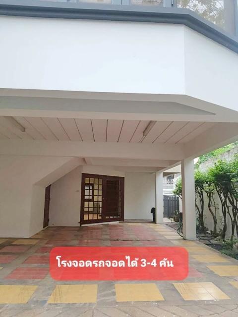 BTS รัชโยธิน 1กม.เซ็นทรัล ลาดพร้าว 2.7 กม. รัชดา32-38 เช่า บ้านเดี่ยว 2 ชั้น 82 ตร.วา.ไม้สักทั้งหลัง 3นอน 4 น้ำ 6