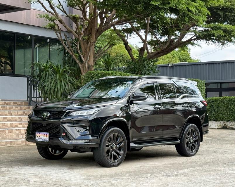 2023 TOYOTA FORTUNER 2.8 GR SPORT 4WD รถมือเดียวออกป้ายแดง รถวิ่งน้อย ประวัติศูนย์ครบ รถไม่เคยมีอุบัติเหตุครับ รูปย่อยที่ 4