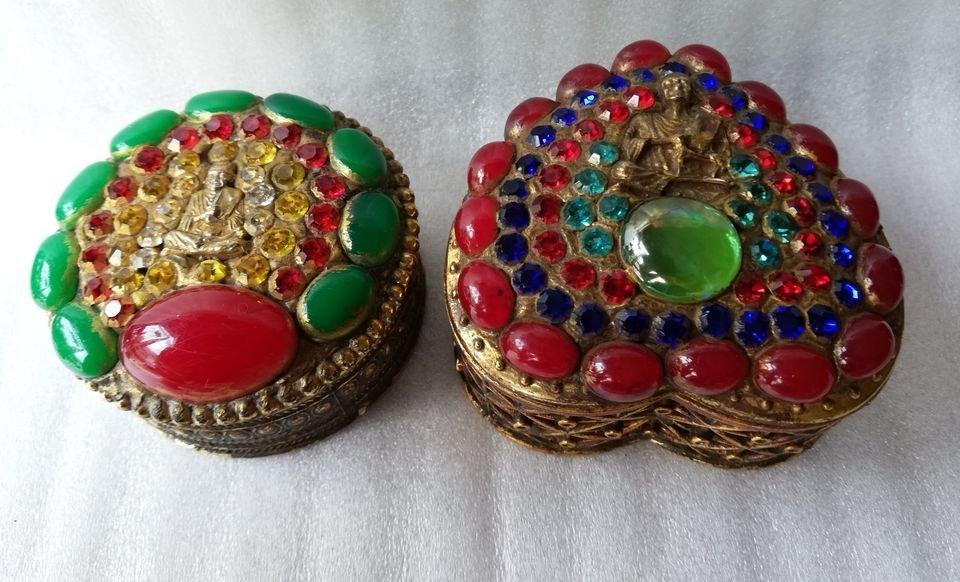 ตลับสมเด็จโตลายไทย ประดับพลอยสีเคลือบทอง-ตลับพระสมเด็จโตลายฉลุทรงหัวใจ