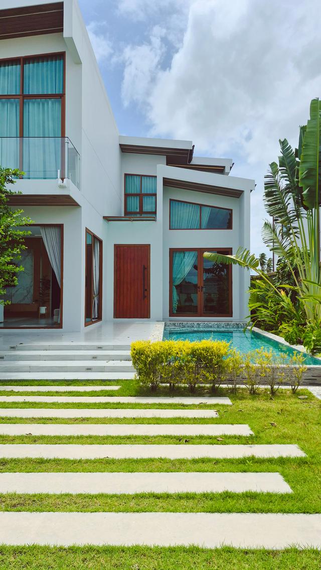 Luxurious corner house on the front plot, the largest of 8 houses at 118 sq.wa., near 2 golf courses, fully furnished, move-in ready. 1
