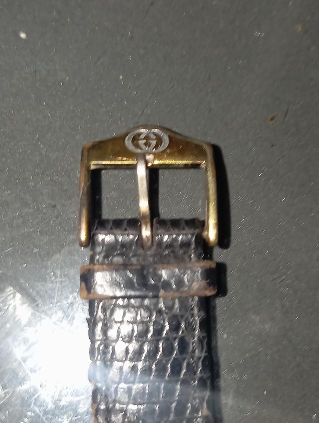 นาฬิกาเก่า Gucci Vintage รุ่น 4000M ของแท้ ตัวเครื่องและสายเป็นหนังตะกวดแท้ ของเดิมทั้งเรือน แต่เครื่องไม่เดินขายราคาถูกมากเอาซ่อมคุ้มแน่นอน รูปที่ 4