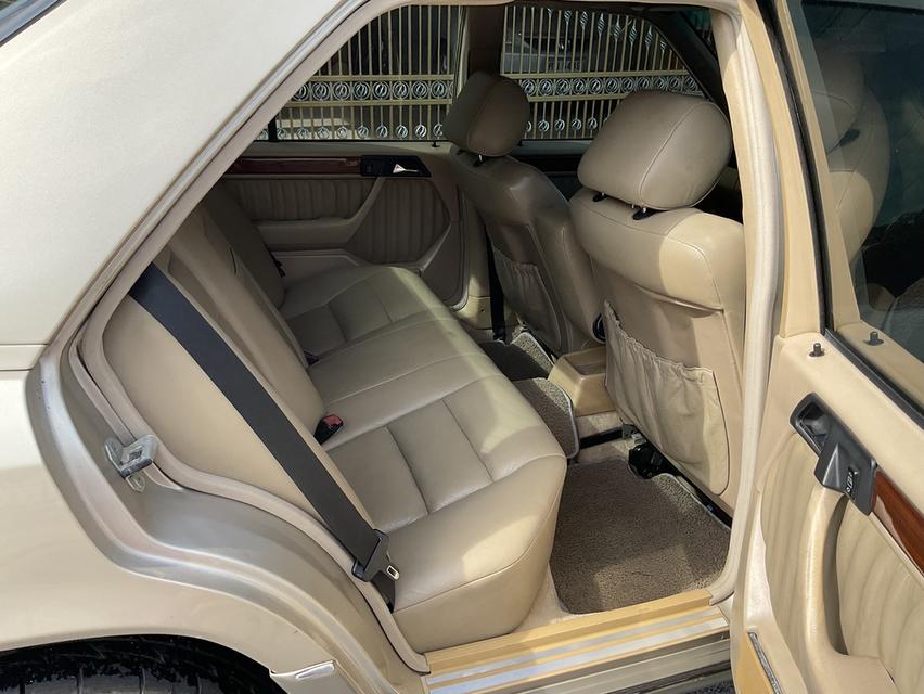 ขายรถยนต์ Mercedes Benz e220 สีทรายทองสภาพสวยมาก 7