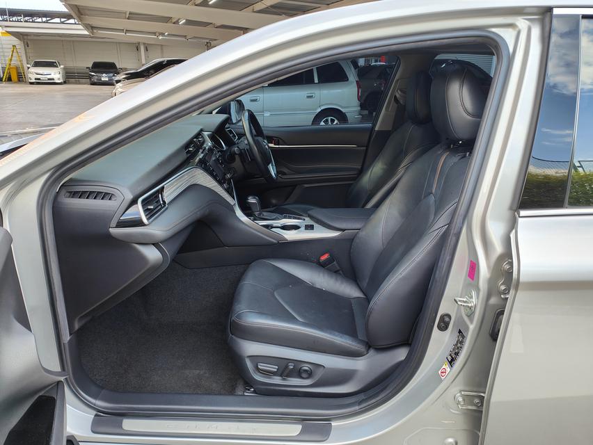 Toyota Camry 2.5 Hybrid Premium AT  8