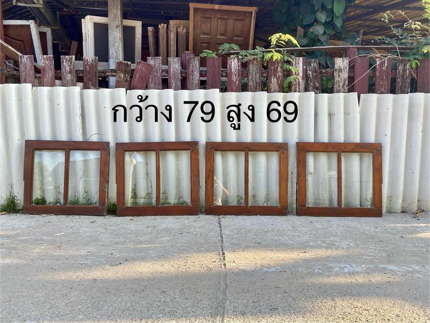 บานหน้าต่างไม้สักครับ