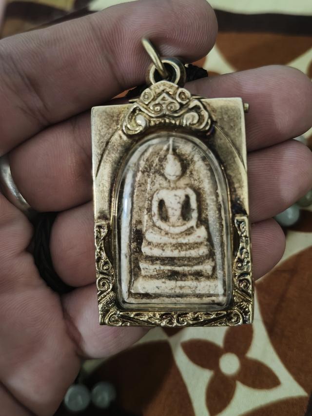 พระสมเด็จ ซึ่งจัดเป็นหนึ่งในเบญจภาคี หรือห้าสุดยอดพระเครื่องของไทย  เชื่อว่าเป็นพระเครื่องที่สร้างโดยสมเด็จพระพุฒาจารย์ (โต พรหมรังสี) แห่งวัดระฆัง