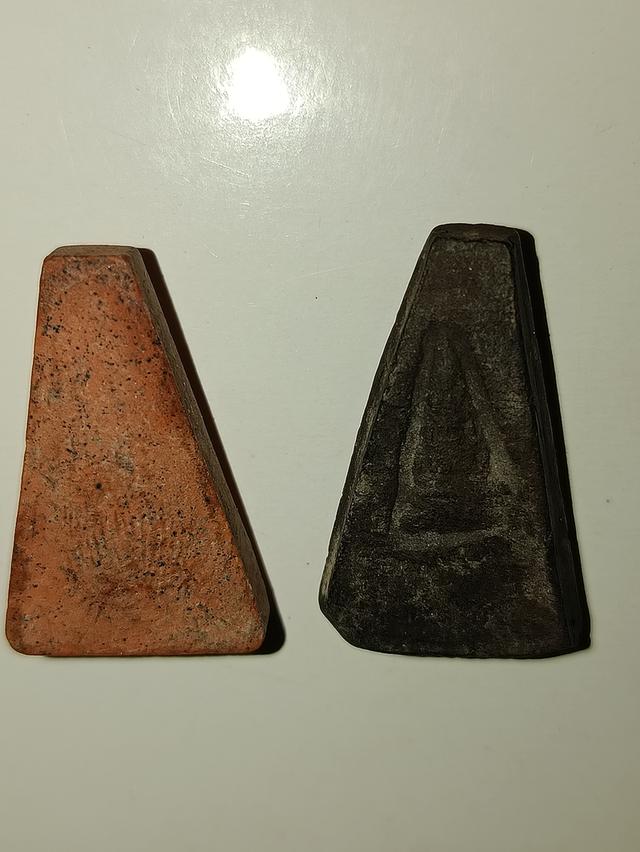 พระผงสุพรรณ หลังลายนิ้วมือ" เป็นลักษณะเด่นและเอกลักษณ์สำคัญอย่างหนึ่งของพระผงสุพรรณกรุวัดพระศรีรัตนมหาธาตุ จังหวัดสุพรรณบุรี ซึ่งเป็นหนึ่งใน "พระเบญจภ