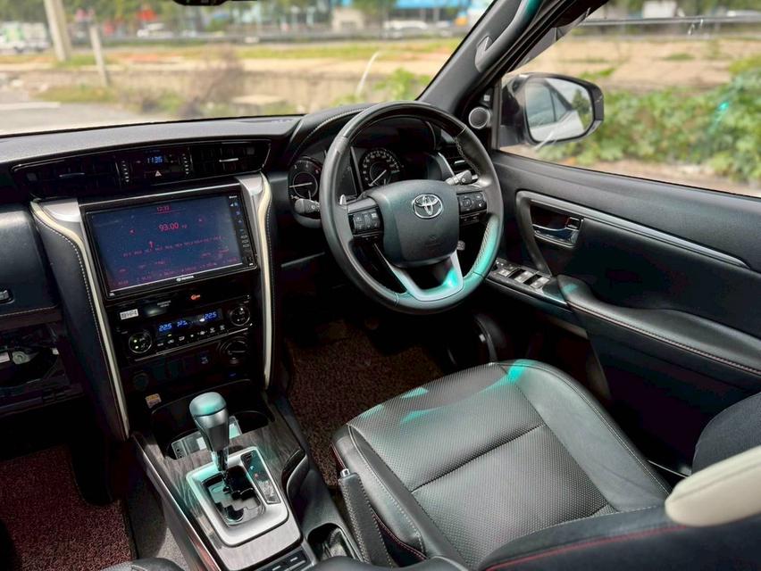 2022 TOYOTA FORTUNER Legender  RWD 2.8 4WD รุ่นพิเศษ 60th รถใหม่ ไมล์น้อย 10