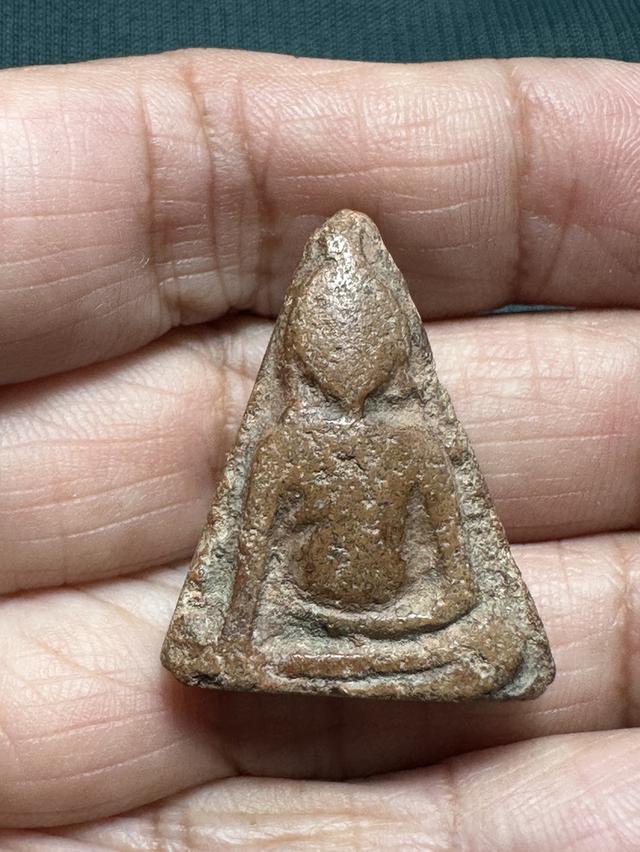 พระนางพญาพิมพ์เข่าโค้งพระผ่านการใช้ เนื้อแห้งแต่นุ่มมีธรรมชาติความเก่า รูปที่ 5