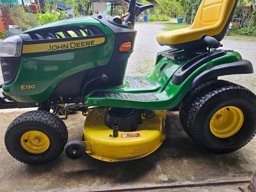 รถตัดหญ้านั่งขับ John Deere สีเขียว