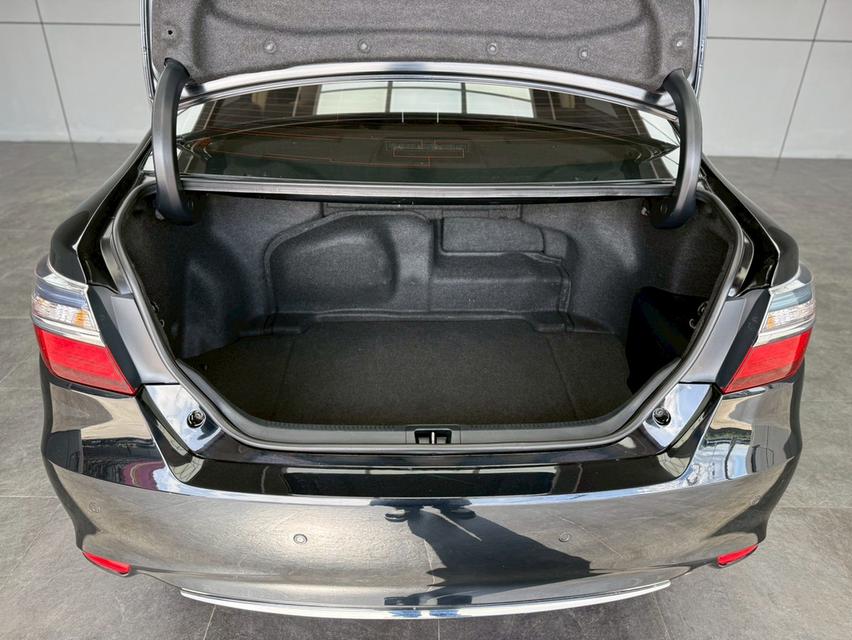 TOYOTA CAMRY, 2.5 HV PREMIUM โฉม ปี12-18 สีดำ เกียร์ออโต้ เบนซิน/ไฮบริด ตัวท็อปสุด มือเดียวป้ายแดง 👉ไมล์แท้ 128,239 km. คู่มือบุ๊คเซอร์วิสครบ รูปที่ 17