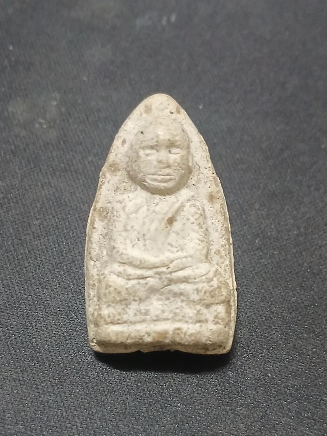 พระหลวงปู่ทวดเนื้อผงสีขาว วัดช้างให้ ปี พ.ศ. 2524